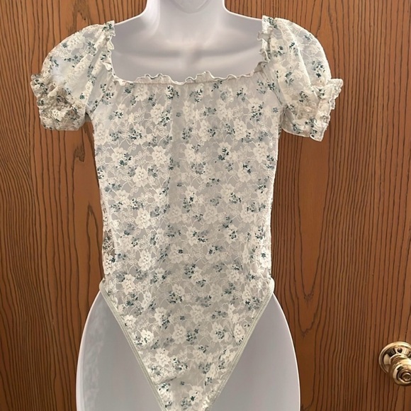 Floral Lace Off-Shoulder Bodysuit - Picture 4 of 4